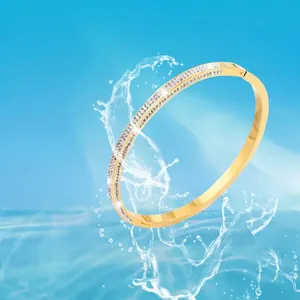 Bracelet jonc ovale en acier titane doré étanche avec diamants micro-pavés et fermoir