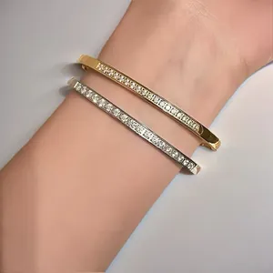Κοντινό πλάνο από χρυσά και ασημένια βραχιόλια με μια σειρά από λαμπερά διαμάντια