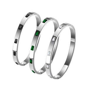 Bracciali minimalisti in acciaio al titanio con zirconi neri, verdi e trasparenti