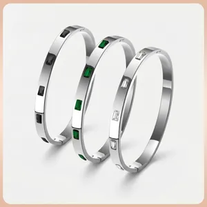Bracciali in acciaio al titanio con pietre rettangolari in nero, smeraldo e trasparente