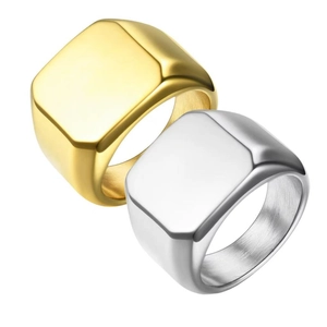 Anelli a sigillo quadrati lucidi in oro e argento su uno sfondo bianco