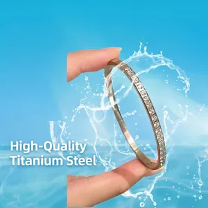 Elegante bracciale in acciaio al titanio argento con zirconi lucidi e finitura lucida