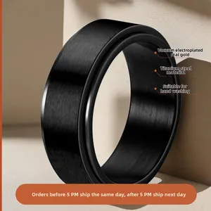 Dettaglio dell'anello in acciaio al titanio spazzolato nero 8mm con placcatura sottovuoto