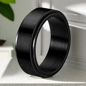 Dettaglio macro dell'anello in acciaio nero da 8mm con finitura in metallo spazzolato