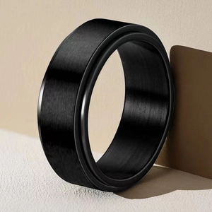 Dettaglio anello 8mm in acciaio nero con finitura spazzolata opaca e stile industriale
