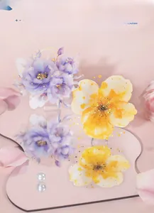 Gros plan d'autocollants fleurs en PET avec dorure sur une surface miroir réfléchissante
