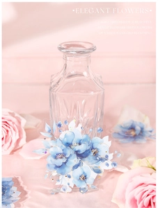 Détail de l'autocollant fleur bleue en PET avec dorure sur un bocal en verre