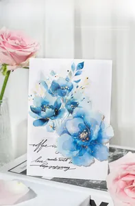 Détails macro de stickers fleurs bleues en PET avec dorure à l'or sur une carte