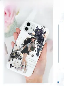 Détail de coque smartphone avec illustration de fille et motifs floraux dorés élégants