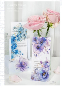 Gros plan sur les autocollants PET floraux dorés aux motifs bleus et violets
