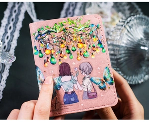 Détail d'un protège-passeport en similicuir rose avec une illustration japonaise