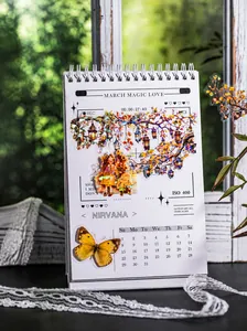 Künstlerische PET-Sticker-Collage auf einem Spiral-Tischkalender mit goldenem Lampionbaum