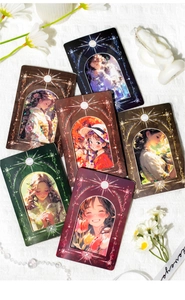 Dettaglio di carte illustrate anime con accenti dorati per decorazioni scrapbooking