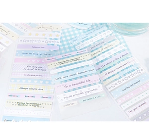 Gros plan d'autocollants esthétiques aux tons pastel avec citations pour journaux DIY