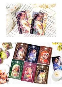 Dettaglio di carte decorative stile anime con finitura olografica e oggetti vintage