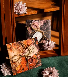 Detalle de tarjetas vintage de flores para scrapbooking con cordel rústico y etiqueta