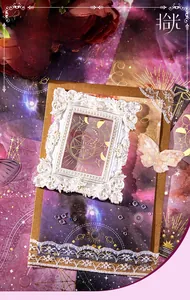 Détail du papier scrapbooking Daybreak Star avec constellations dorées et dentelle