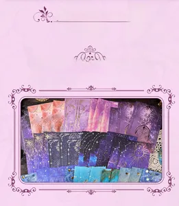 Détail de papier scrapbooking vintage avec ciel étoilé et constellations en dorure