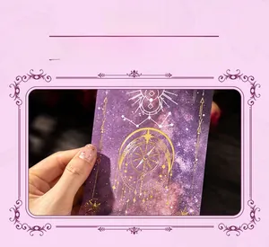 Détail de papier vintage violet avec motifs de lune et astrologie en dorure dorée