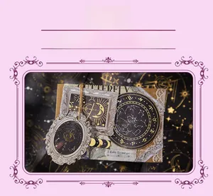 Détail macro de papier scrapbooking rétro avec constellations et motifs célestes dorés