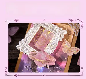 Vue macro de stickers vintage papillon et étoile avec détails dorés pour scrapbooking