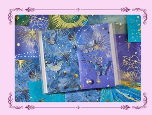Détail de papier vintage galaxie avec estampage à la feuille d'or et papillons