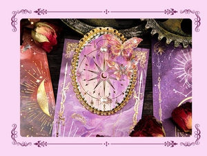 Détail macro de stickers rétro lune et étoiles avec dorure et motifs papillon