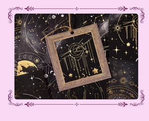 Vue macro de cartes d'astrologie vintage avec impression à la feuille d'or et ficelle