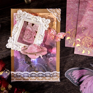 Papier scrapbooking vintage avec motifs de galaxie rose violette et planètes célestes