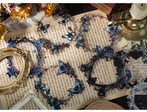 Detailweergave van vintage barokke lijsten en blauwe vlinderstickers op decoratief papier