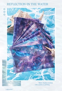 Detail van scrapbookpapier met melkwegmotief op water met parels en schelpen decoratie
