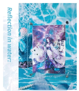 Macro-opname van laser-effect anime-kaart met waterrimpels in een acryl fotolijstje