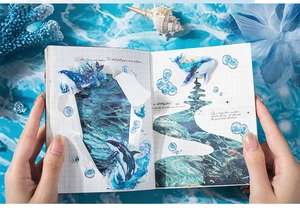 Detail van oceaan-thema plakboek stickers met blauwe walvissen en watergolfpatronen