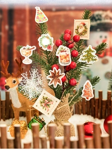 Detailansicht der Weihnachtsaufkleber mit Weihnachtsmann-Briefmarken und Kränzen