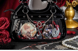 Gothic Ita Bag van zwart leer met zilveren kettingen, kruisen en rode fluwelen strikken