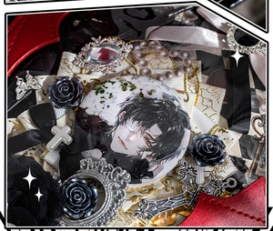 Detail van Gothic ita-bag inzet met anime-badge, zwarte rozen en parellint decor
