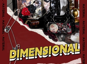 Detail van zwarte gothic ita-tas met transparant venster met anime-badges en ketting