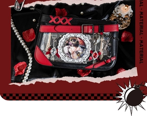 Detail van gotische ita-tas in donkere stijl met kijkvenster en rode kanten decoratieve accenten