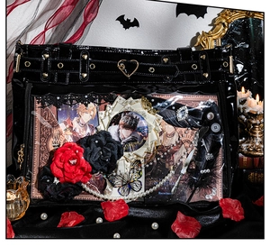Detail van gotische ita-tas met anime-badges en decoratieve bloemornamenten