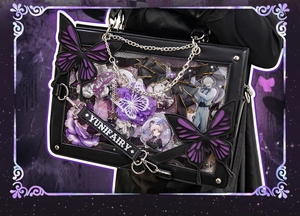 Detail der schwarzen Gothic Ita-Bag mit silbernen Ketten und lila Schmetterlingen