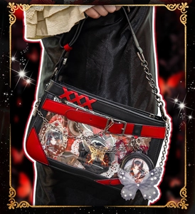 Detail der Gothic Ita-Tasche aus schwarzem Leder mit roten Akzenten und transparentem Fenster