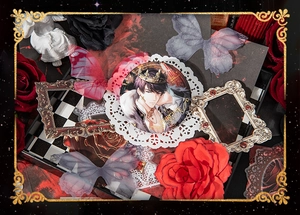 Nahaufnahme des Victor-Anime-Badges mit gotischen Rosen und luxuriöser Deko