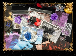 Makroaufnahme vom Ita Bag DIY Deko Kit mit Stoffblumen und thematischen Hintergrundpapieren