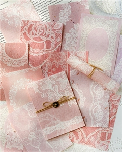 Nahaufnahme von Vintage-Spitzen-Scrapbook-Papier mit rosa Rosen und feiner Papiertextur