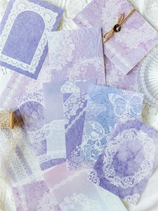 Detailansicht von vintage lila Spitzenpapier mit Blumen- und Schmetterlingsmustern