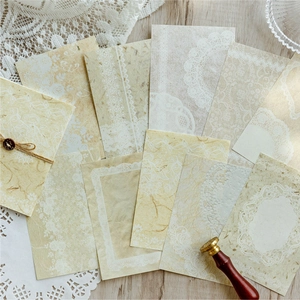 Vintage Spitzen-Scrapbook-Papierset mit Dekoumschlägen und Wachssiegel auf Holzgrund