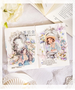 Dettaglio di adesivi PET vintage con motivi floreali e figure su un diario artistico