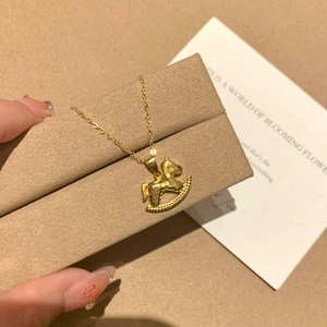 Pendentif cheval à bascule doré en argent S925 avec une chaîne O élégante pour femme