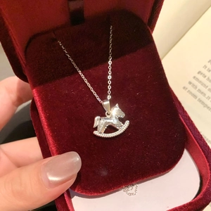 Collier avec pendentif cheval à bascule en argent S925 orné de zircons scintillants