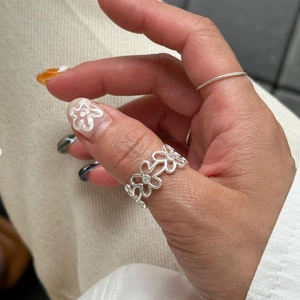 Elegant S925 silver irregular flower zircon open ring worn with a minimalist band